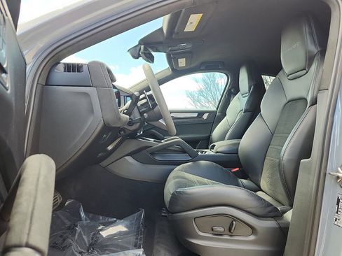 Used 2024 Porsche Cayenne Turbo GT image 5
