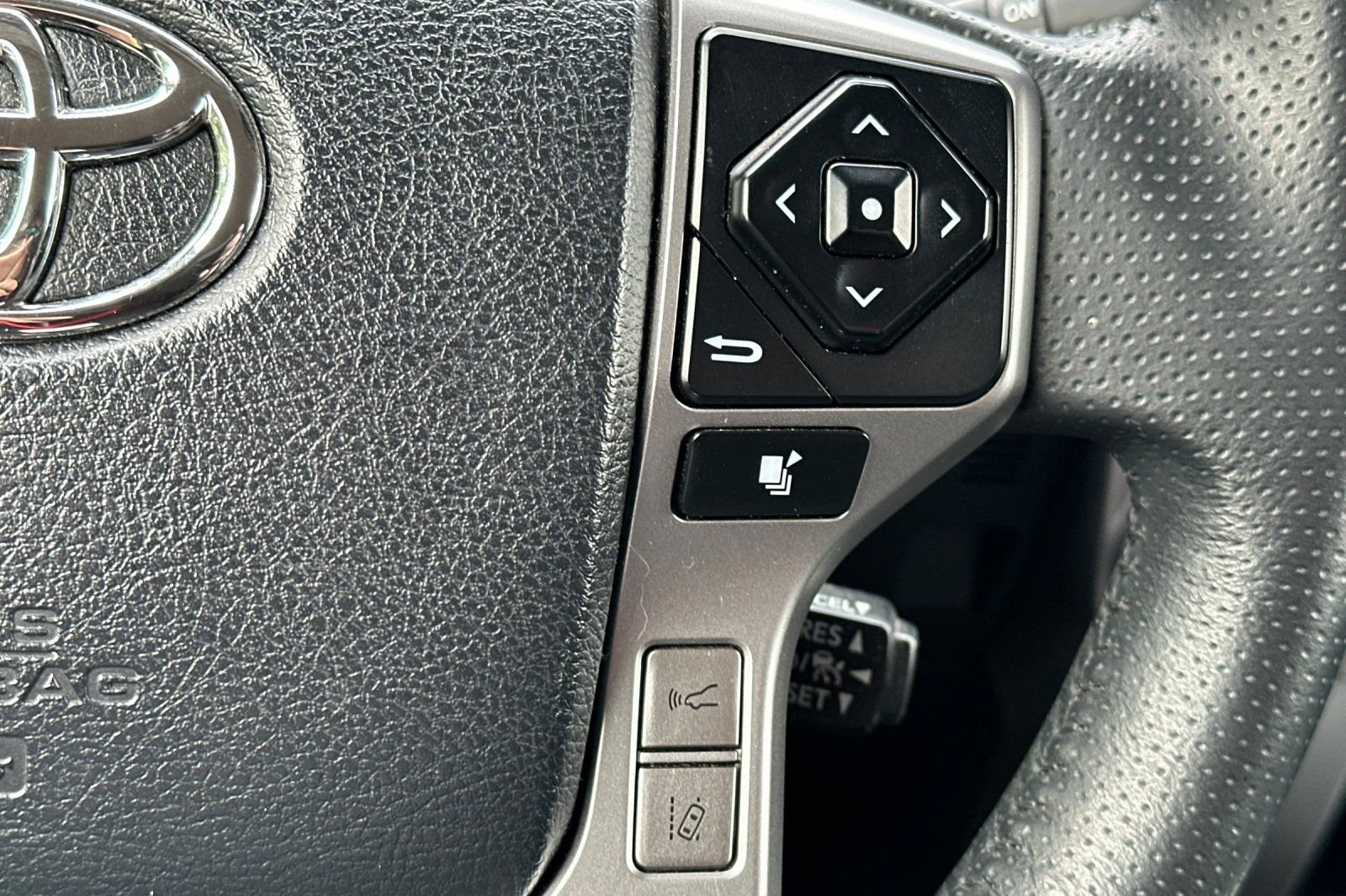Used 2024 Toyota 4Runner SR5 AWD/4WD image 28
