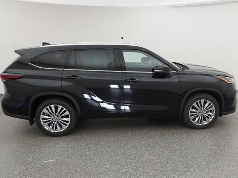 New 2026 Toyota Highlander Platinum image 11