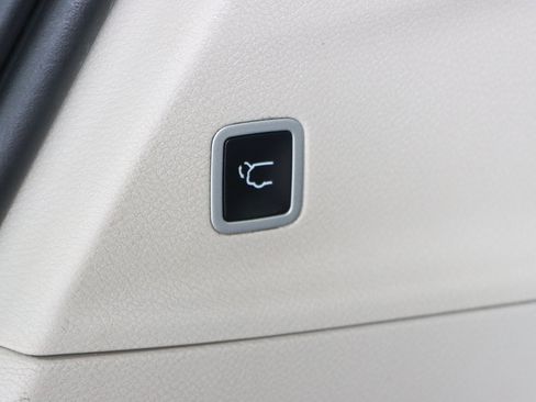 Used 2023 Chrysler Pacifica Touring-L FWD image 32