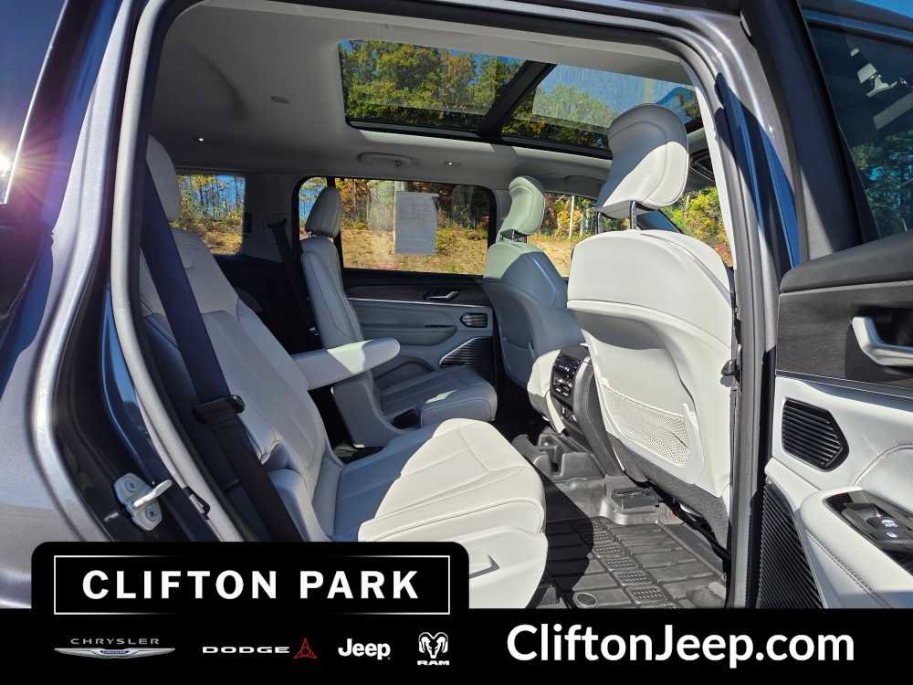 Used 2021 Jeep Grand Cherokee L Overland w/ Luxury Tech Group IV AWD/4WD image 19