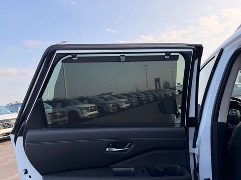 New 2026 Nissan Pathfinder SL w/ SL Premium Package image 17