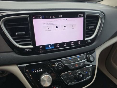 Used 2023 Chrysler Pacifica Touring-L image 10