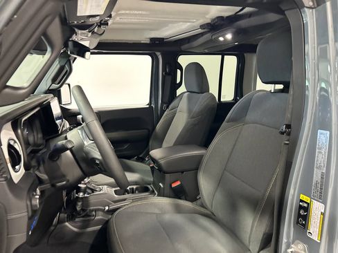 Used 2025 Jeep Wrangler Unlimited Sahara AWD/4WD image 16