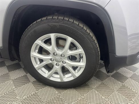 Used 2016 Jeep Cherokee Sport image 13