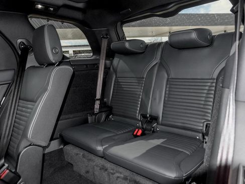 Used 2025 Land Rover Discovery Metropolitan Edition image 16