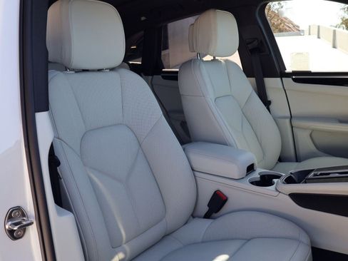 New 2026 Porsche Macan AWD/4WD image 24