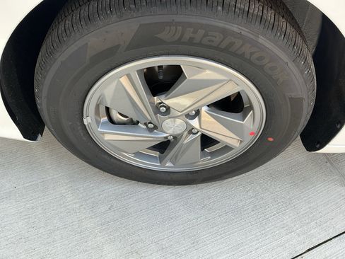 New 2026 Hyundai Elantra SE FWD image 9