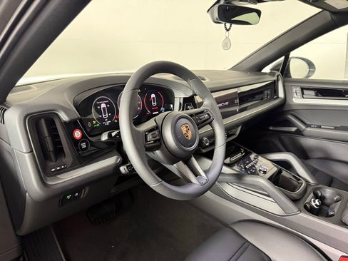 New 2025 Porsche Cayenne Coupe image 4
