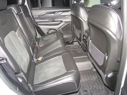 Used 2025 Jeep Grand Cherokee Altitude AWD/4WD image 19