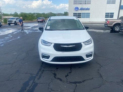 Used 2024 Chrysler Pacifica Touring-L FWD image 9