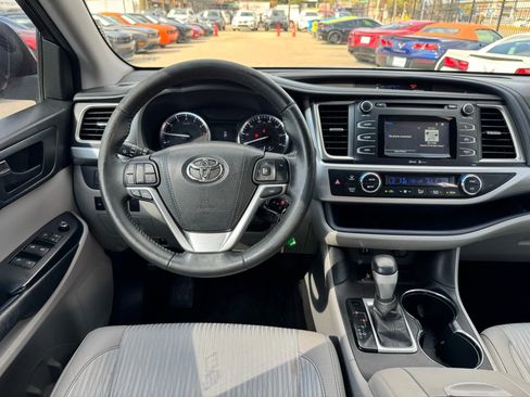 Used 2015 Toyota Highlander LE image 28