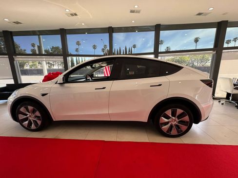 Used 2024 Tesla Model Y Long Range AWD/4WD image 7