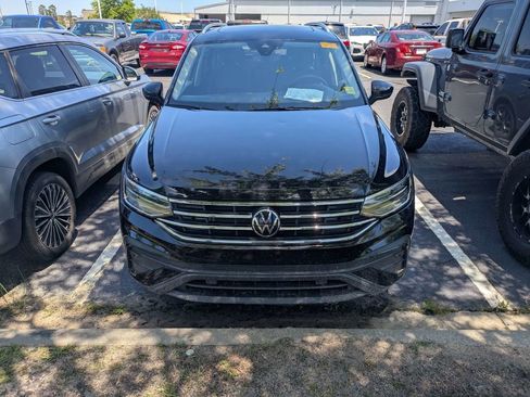 Used 2023 Volkswagen Tiguan SE w/ Panoramic Sunroof Package FWD image 2