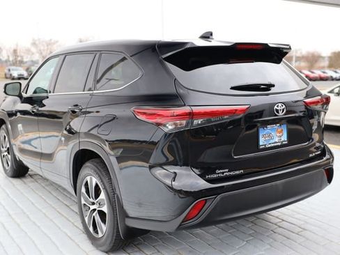 Used 2021 Toyota Highlander XLE image 3