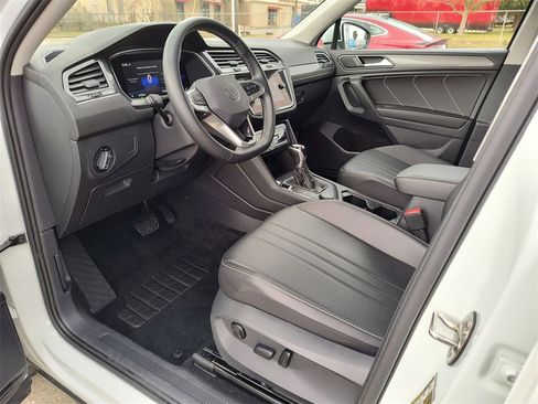 Used 2022 Volkswagen Tiguan SE image 2