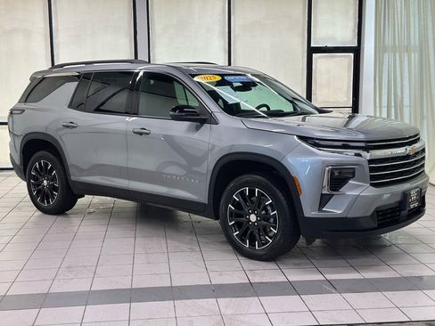 Certified 2025 Chevrolet Traverse LT w/ Sun and Wheel Package image 1