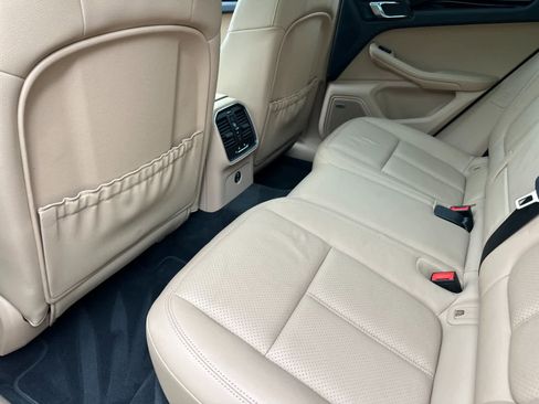 Certified 2020 Porsche Macan S AWD/4WD image 13