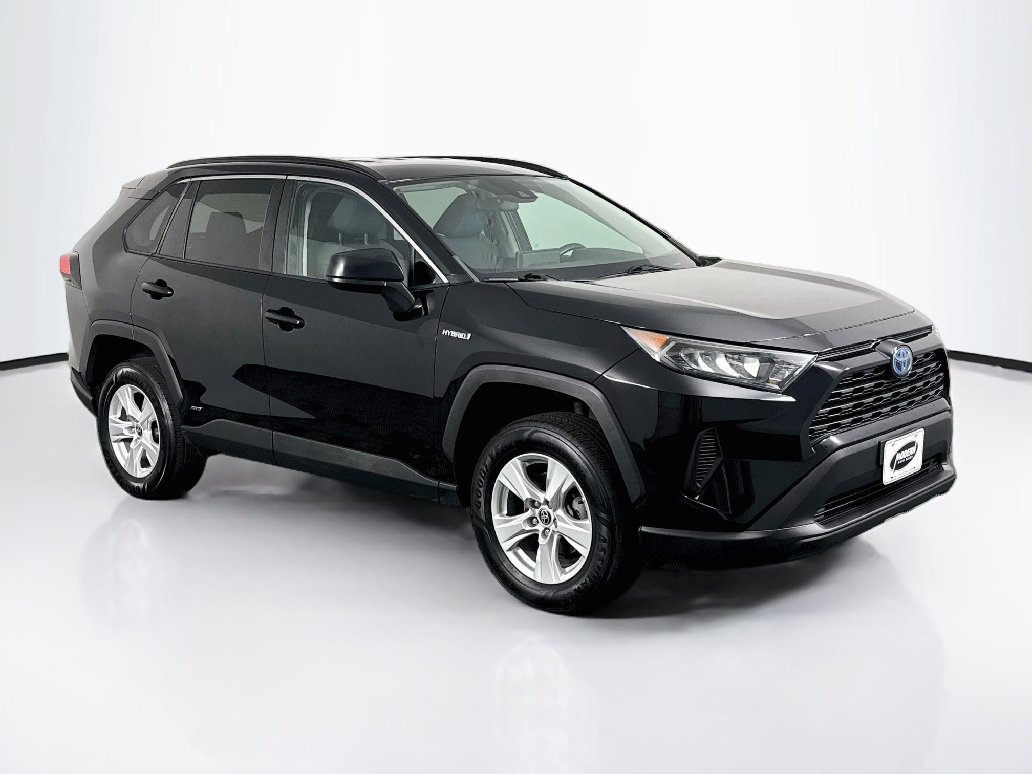 Used 2021 Toyota RAV4 LE AWD/4WD image 2