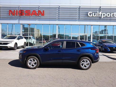 Used 2024 Chevrolet Trax LS w/ LS Convenience Package image 3