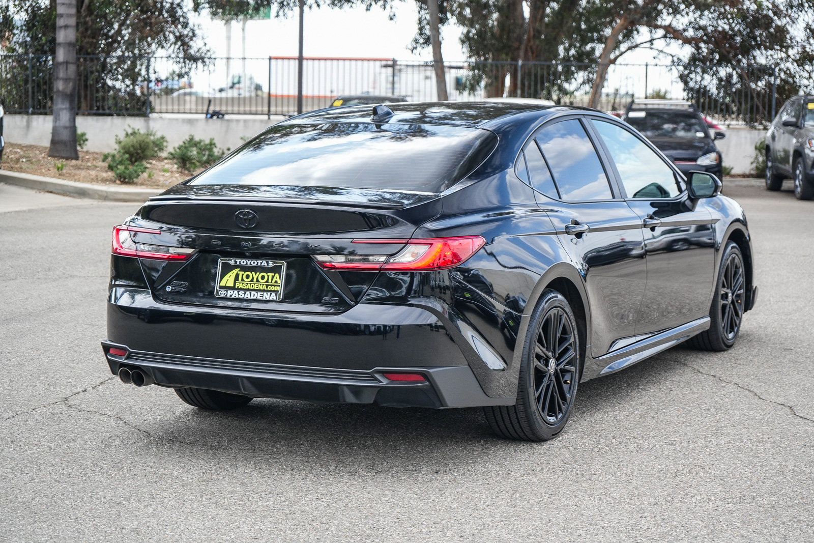 Used 2025 Toyota Camry SE AWD/4WD image 6