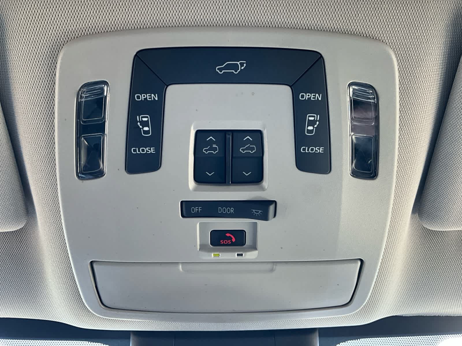 Used 2025 Toyota Sienna XLE FWD image 21
