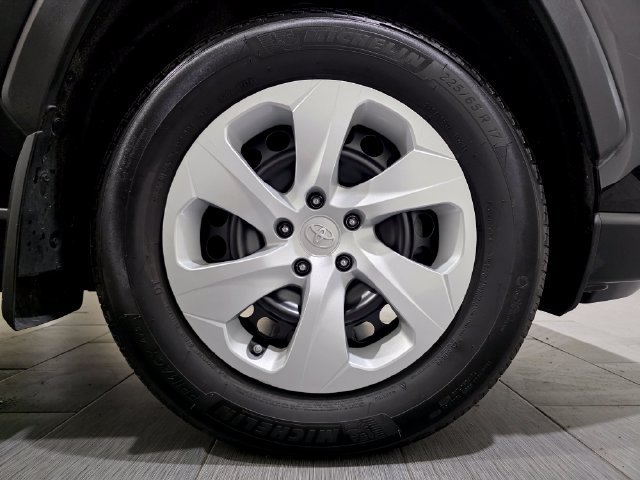 Used 2023 Toyota RAV4 LE AWD/4WD image 25