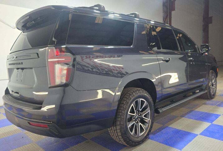 Used 2023 Chevrolet Suburban Z71 w/ Luxury Package AWD/4WD image 3