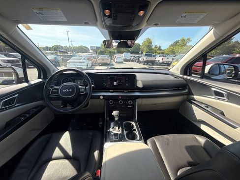 Used 2024 Kia Carnival LX FWD image 7
