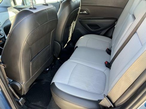 Used 2020 Chevrolet Trax LT w/ LT Convenience Package image 12