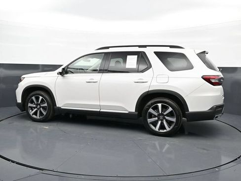 Used 2025 Honda Pilot Touring image 4