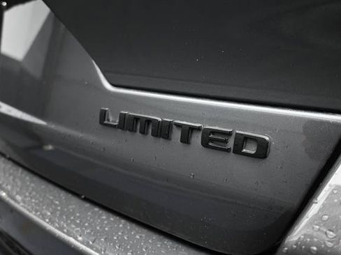 Used 2024 Jeep Grand Cherokee Limited w/ Black Appearance Package AWD/4WD image 5