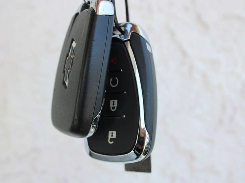 Used 2022 Chevrolet Bolt LT w/ Infotainment Package FWD image 40