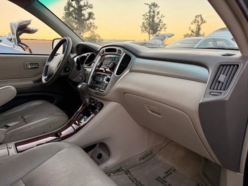 Used 2005 Toyota Highlander Limited w/ Leather Trim Pkg AWD/4WD image 19