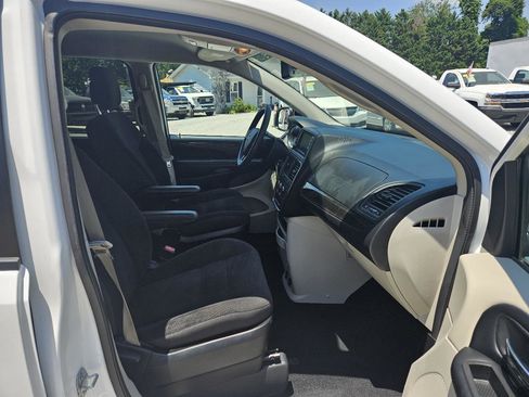 Used 2019 Dodge Grand Caravan SE FWD image 31