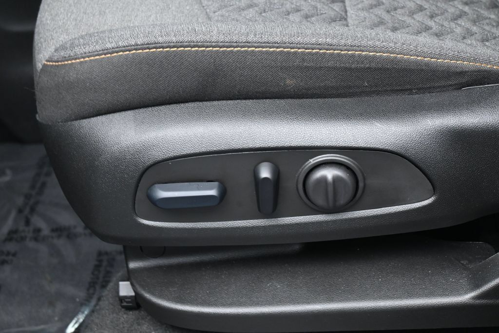 Used 2024 Chevrolet Equinox LT FWD image 12