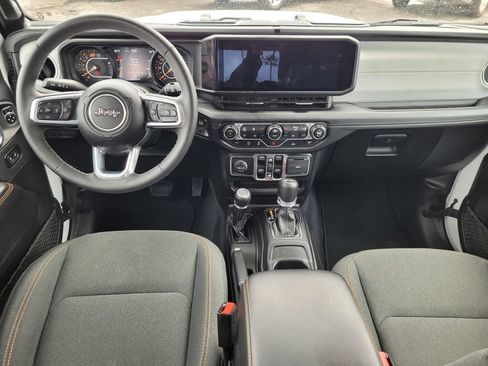 Used 2025 Jeep Wrangler Unlimited Sahara AWD/4WD image 13