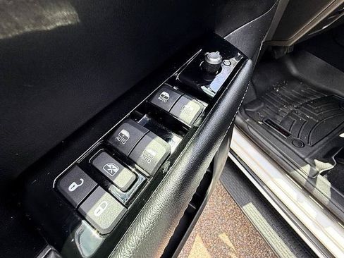 Used 2024 Jeep Wagoneer L Series II RWD image 27
