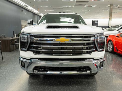 Used 2024 Chevrolet Silverado 3500 LTZ AWD/4WD image 3