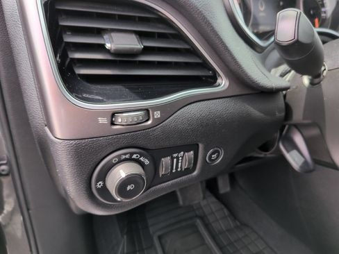 Used 2020 Jeep Cherokee Limited AWD/4WD image 16