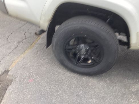 Used 2018 Toyota Tacoma SR5 RWD image 17