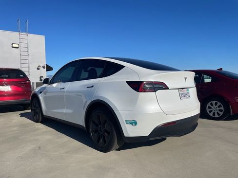 Used 2025 Tesla Model Y Long Range RWD image 4