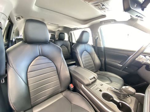Used 2022 Toyota Highlander XLE AWD/4WD image 28