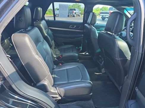 Used 2018 Ford Explorer XLT w/ Equipment Group 202A AWD/4WD image 14