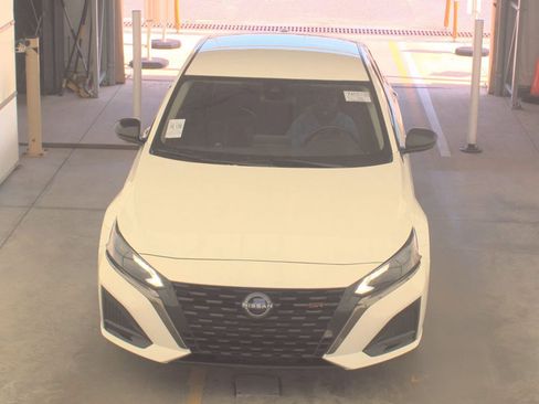 Used 2024 Nissan Altima 2.5 SR FWD image 2