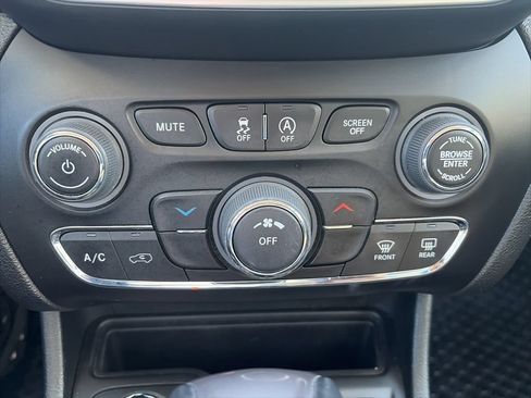 Used 2022 Jeep Cherokee Latitude AWD/4WD image 17