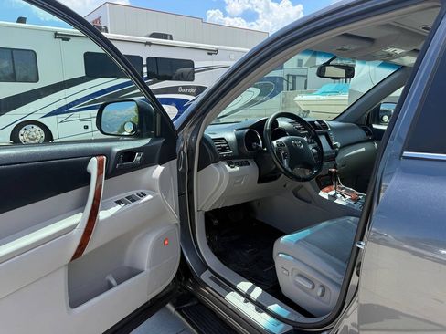 Used 2011 Toyota Highlander Limited w/ Tow Pkg AWD/4WD image 15