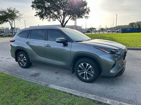 Used 2025 Toyota Highlander XLE FWD image 7