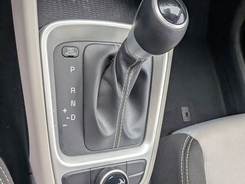 Used 2022 Hyundai Venue SEL w/ Cargo Package image 17