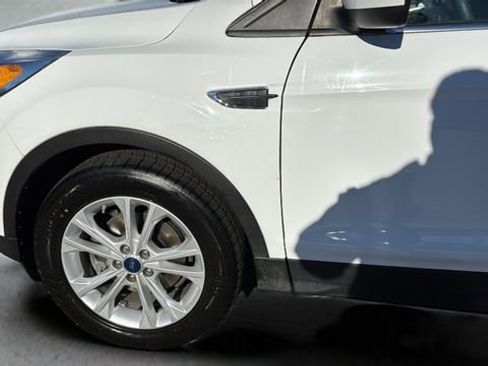 Used 2018 Ford Escape SE image 33